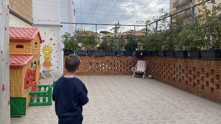 Štefan iz Romunije se že leto in pol zdravi v bolnišnici za levkemijo. V domu Jasmin je z mamo Lanailo.