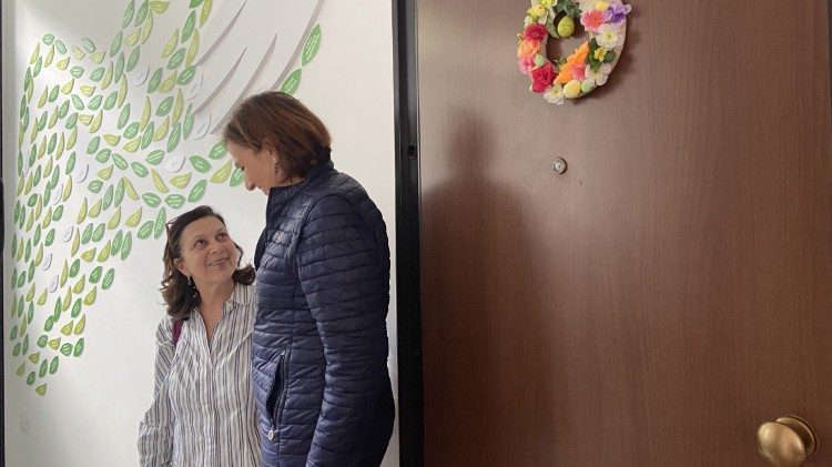 Adelaide e Marina all'entrata dell'appartamento "Il Gelsomino"