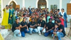 LIVING HOPE CHARITABLE TRUST பணியாளர்கள் மக்களுடன்