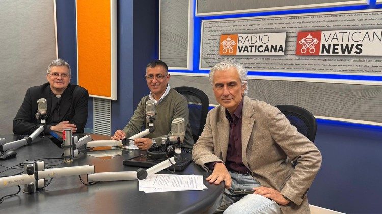 Mons Lucio Ruiz akiwa na waandishi wa Vatican