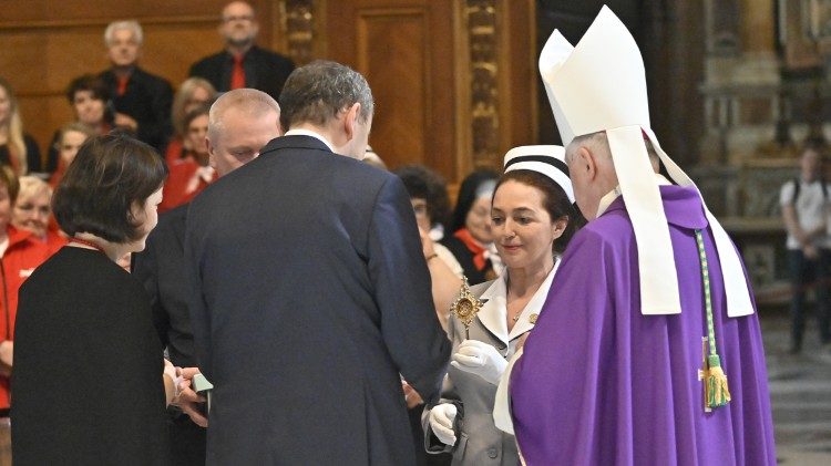 Wręczenie relikwii (ks. Marek Weresa)