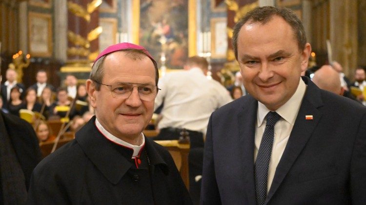 Przewodniczący Konferencji Episkopatu Polski abp Tadeusz Wojda i ambasador RP przy Stolicy Apostolskiej Adam Kwiatkowski (ks. Marek Weresa)