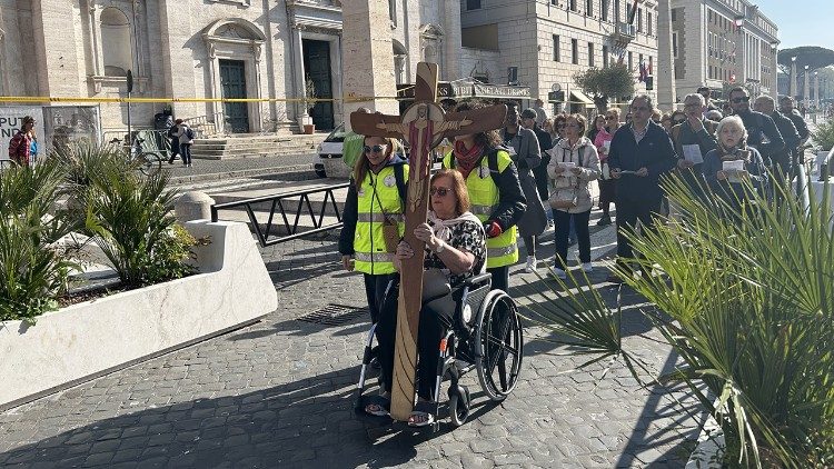 Peregrinos en procesión hacia la Puerta Santa por la Via della Conciliazione