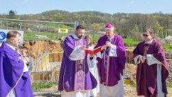 Sisački biskup Vlado Košić blagoslovio gradilište buduće crkve na otvorenom u Gori