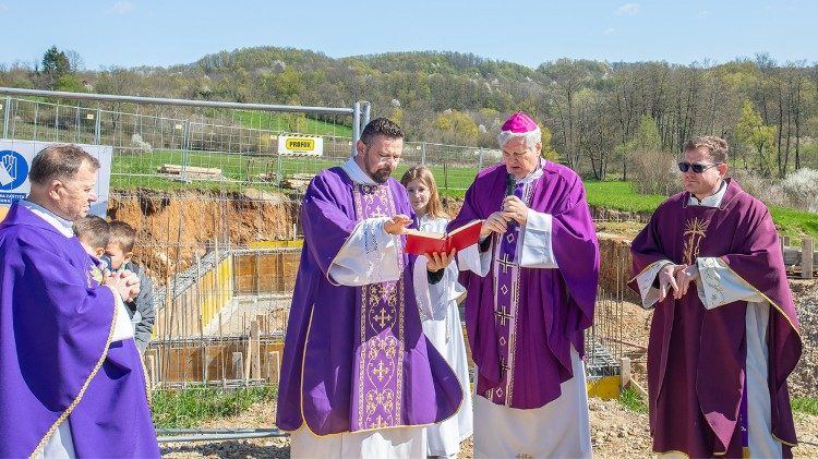 Sisački biskup Vlado Košić blagoslovio gradilište buduće crkve na otvorenom u Gori