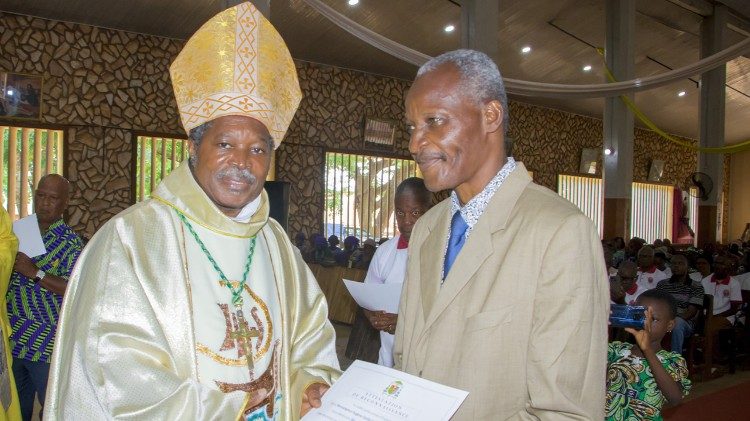 Mgr Eugène Cyrille Houndékon, remettant un brevet à Mr. Herman Fèliho, directeur de l’Institut des Aveugles d’Abomey (IAA). 