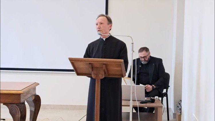 2025.04.08 Ks. Leszek Kryża podczas otwarcia lwowskiego centrum pomocy