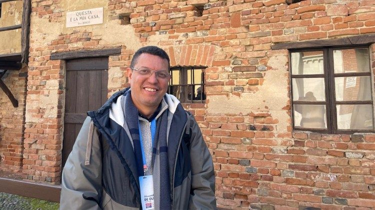 O Pe. Alexandre em frente à casa de infância de Dom Bosco