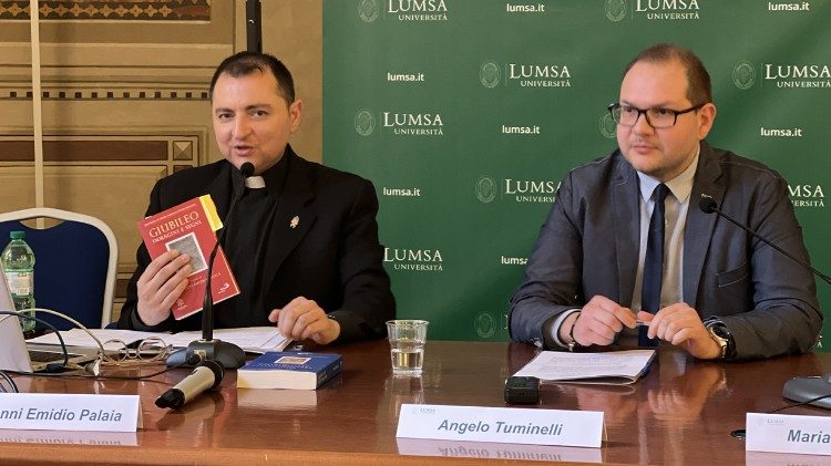Um momento da apresentação com o professor e teólogo padre Giovanni Emidio Palaia