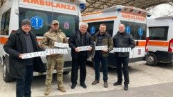 Cardinal Krajewski removes the Vatican license plates of the four ambulances