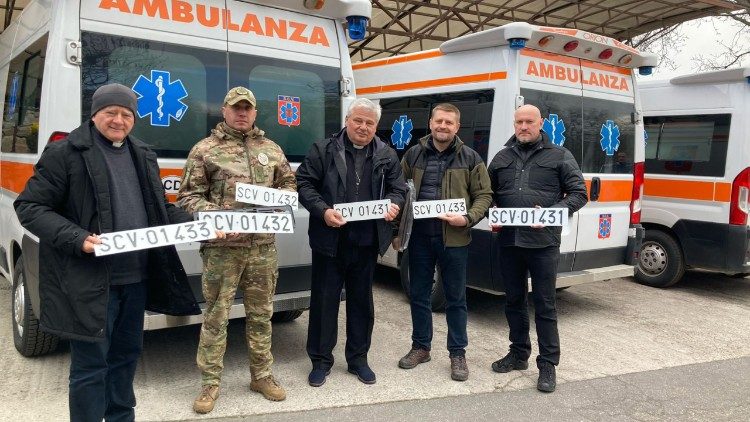 Cardinal Krajewski removes the Vatican license plates of the four ambulances