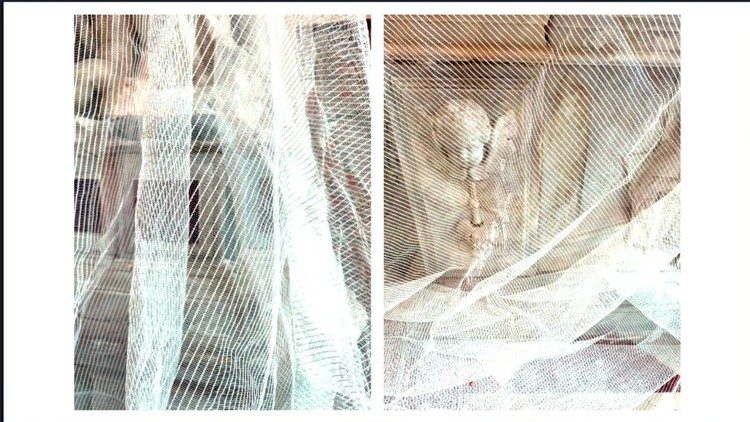 O véu que cobre a área de restauração no Pavilhão da Santa Sé