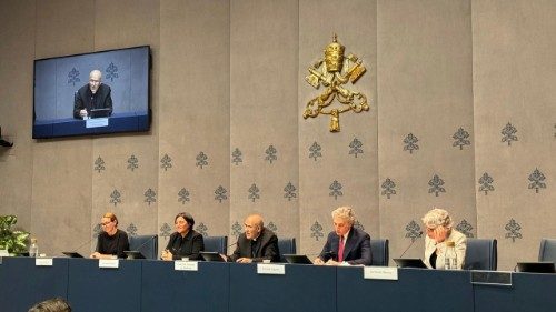Bei der Pressekonferenz im Vatikan