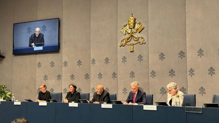 Bei der Pressekonferenz im Vatikan