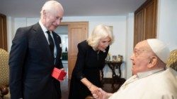 Papa Francisc cu regele Charles al III-lea și regina Camilla