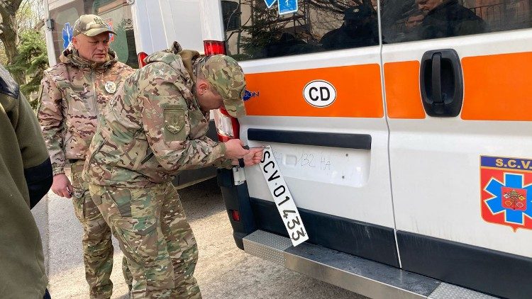 Se cambian las placas de las ambulancias donadas por el Papa