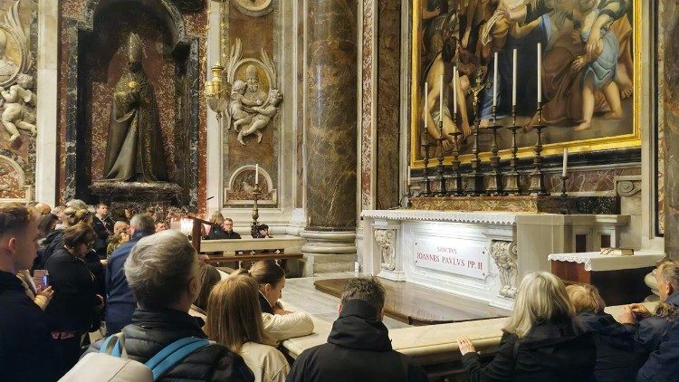 Uczestnicy Mszy św. przy grobie św. Jana Pawła II (Dorota Abdelmoula-Viet)