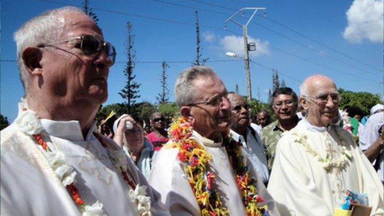 Mgr Michel Calvet (à gauche), archevêque de Nouméa en Nouvelle-Calédonie de 1981 à 2025. 