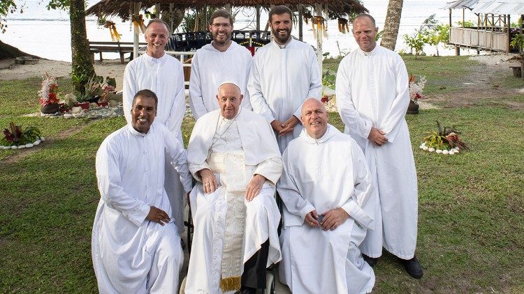 El Papa Francisco con los padres misioneros