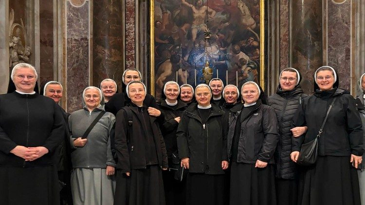 Uczestnicy Mszy św. przy grobie św. Jana Pawła II