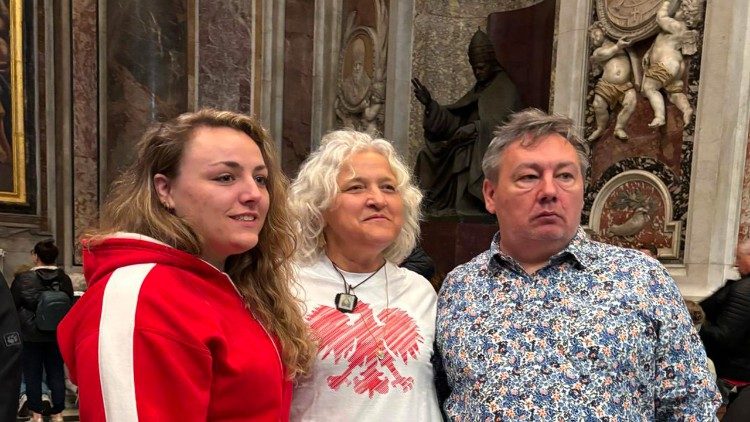 Uczestnicy Mszy św. przy grobie św. Jana Pawła II