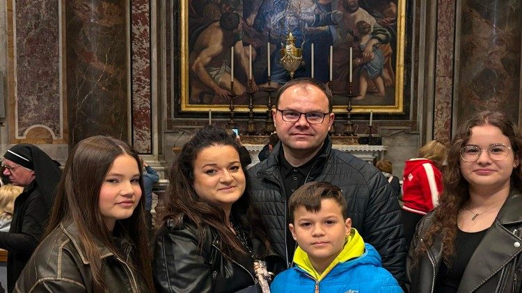 Uczestnicy Mszy św. przy grobie św. Jana Pawła II