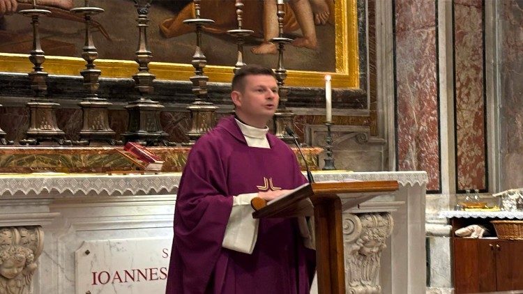 Ks. Marcin Zieliński przewodniczący Mszy św. przy grobie św. Jana Pawła II