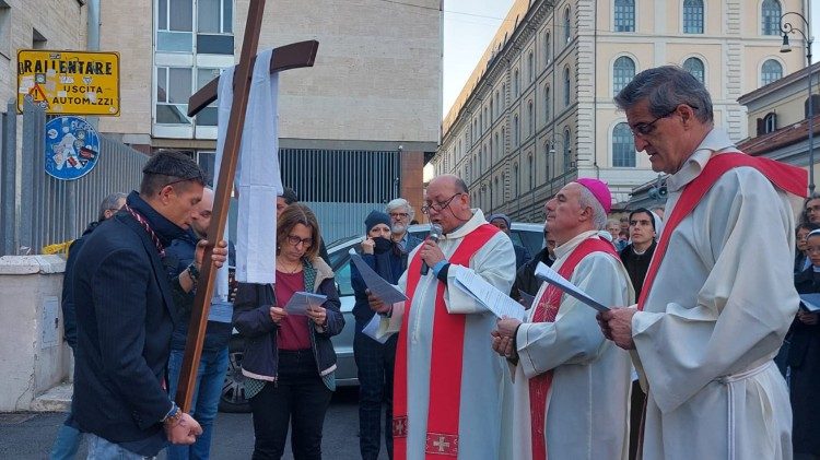 Andrea porta la Croce nella Via Crucis degli Invisibili