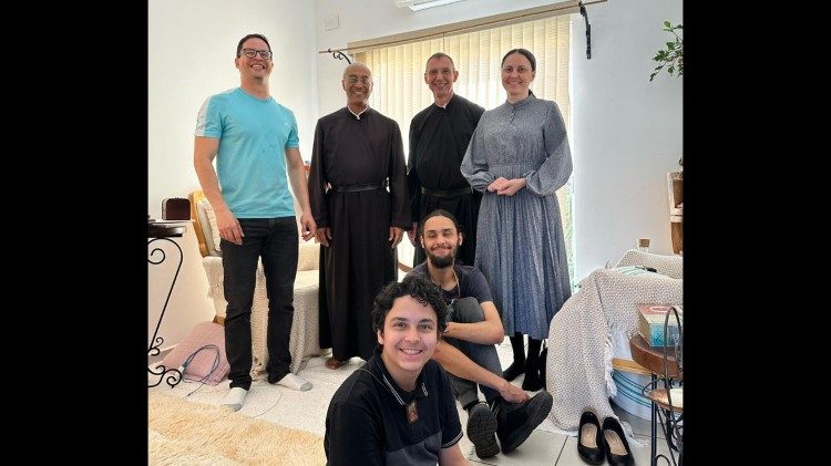 Matheus Vianna (o primeiro embaixo na foto) com padres do Mosteiro de Anápolis e a família, como a mãe, hoje falecida (foto 22/05/24)