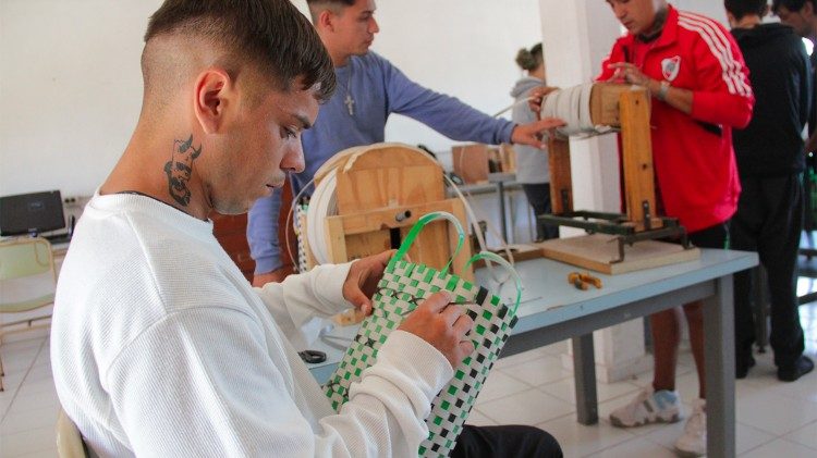Allí hay una pequeña escuela con talleres de formación profesional, siempre en Villa Itatí