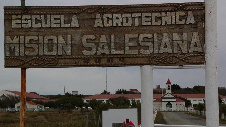 En Río Grande los salesianos tienen una escuela agrotécnica muy importante con ganado vacuno, porcino, elaboran quesos, mermeladas, dulce de leche