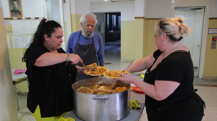 Comidas solidarias que realizan los salesianos en Buenos Aires para los más necesitados