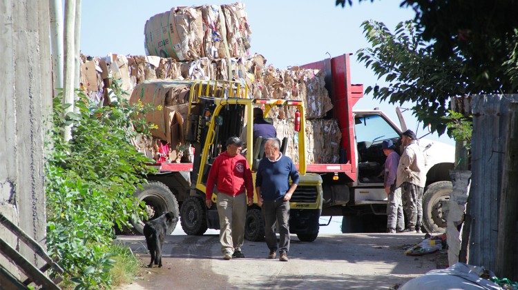 Empresa cartonera que da mucho trabajo a personas del barrio, con el reciclaje