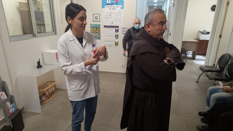 Padre Michel Abboud in visita all'ospedale Karas di Beirut