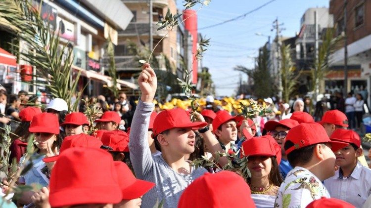 Os jovens participantes da procissão ecumênica