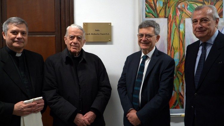 Kutoka kulia Mons. Ruiz, Padre Lombardi, Dk.Ruffini na Bwana Gasbarri, mbele ya ukumbi ulioitwa jina la Kardinali Tucci