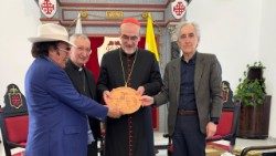 Вручение Патриарху Иерусалима кардиналу Пьербаттисте Пиццабалле терракотового барельефа, 5 апреля 2025 г. 