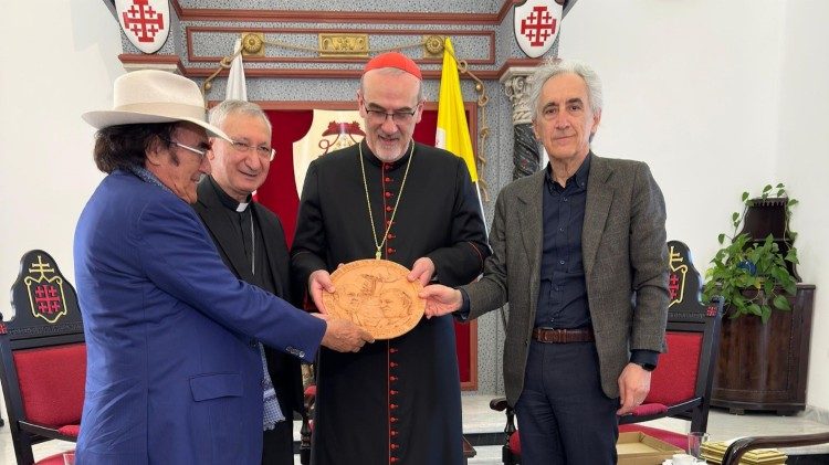 Вручение Патриарху Иерусалима кардиналу Пьербаттисте Пиццабалле терракотового барельефа, 5 апреля 2025 г. 