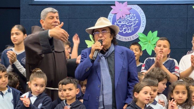 Аль Бано Карризи поёт вместе с детьми из "Terra Sancta College", 5 апреля 2025 г.