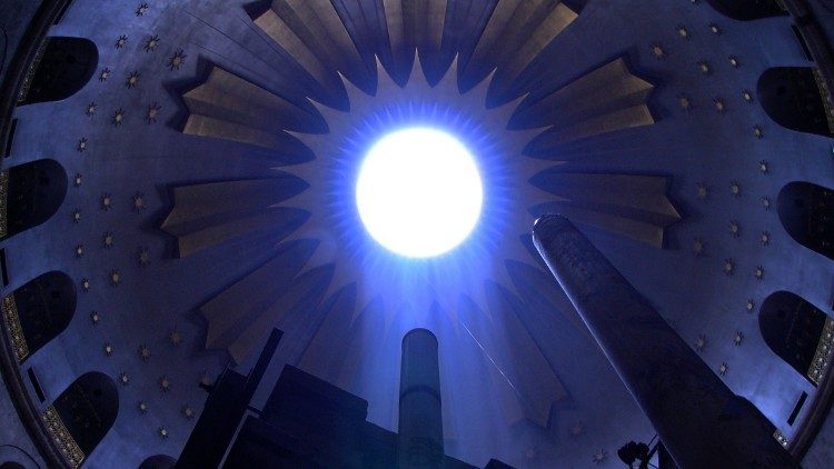 Blick in die Kuppel der Grabeskirche in Jerusalem