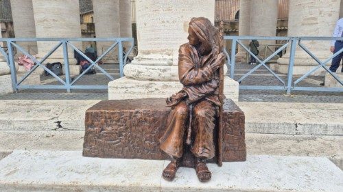 "Be Welcoming", una scultura nel Colonnato di San Pietro per invitare all'accoglienza