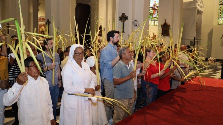 Fieles en la celebración eucarística