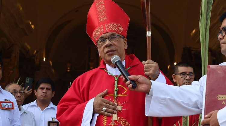 El Presidente de la Conferencia Episcopal Peruana, monseñor Carlos García Camader, Obispo de Lurín.