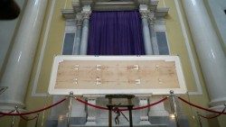 Копия Туринской плащаницы в базилике Св. Екатерины Александрийской (Санкт-Петербург, апрель 2025 г.)