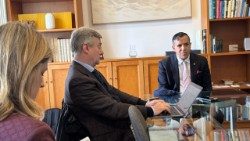 Luis Franceschi ante periodistas en una reunión informal organizada por la ISCOM