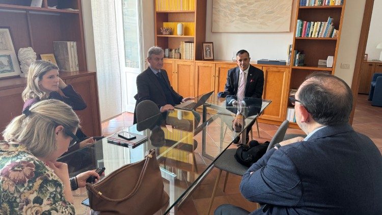 Luis Franceschi con los periodistas