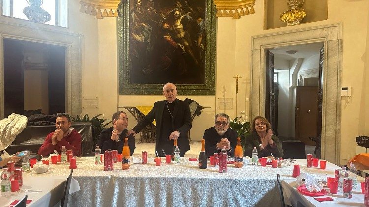 Il primo pranzo per i senza fissa dimora alla Chiesa degli artisti