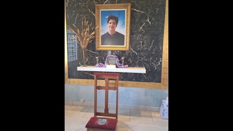 O pulôver é este que Carlo Acutis está usando na foto que está na Capela do Milagre