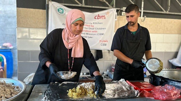 La preparazione dei pasti per 250 famiglie