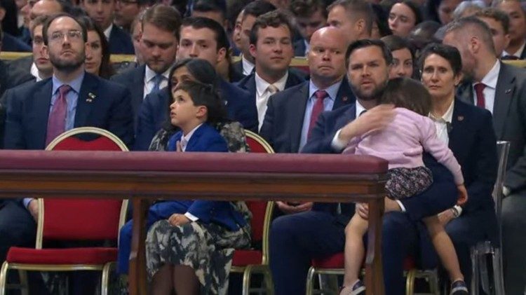 Bwana Vance katika ibada ya mateso Ijumaa kuu katika Kanisa kuu la Mtakatifu Petro